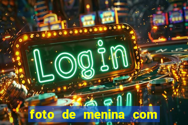 foto de menina com cabelo cacheado no espelho